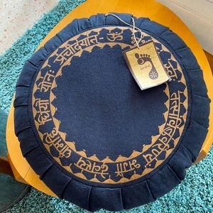 NEW Zach Barefoot Yoga Gayatri Mantra Sanskirt